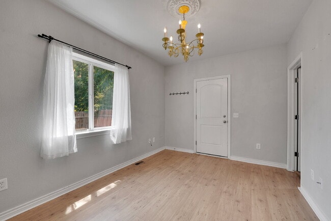 Building Photo - $2,395 - 2 Bed, 1 Bath Home in Denver with...