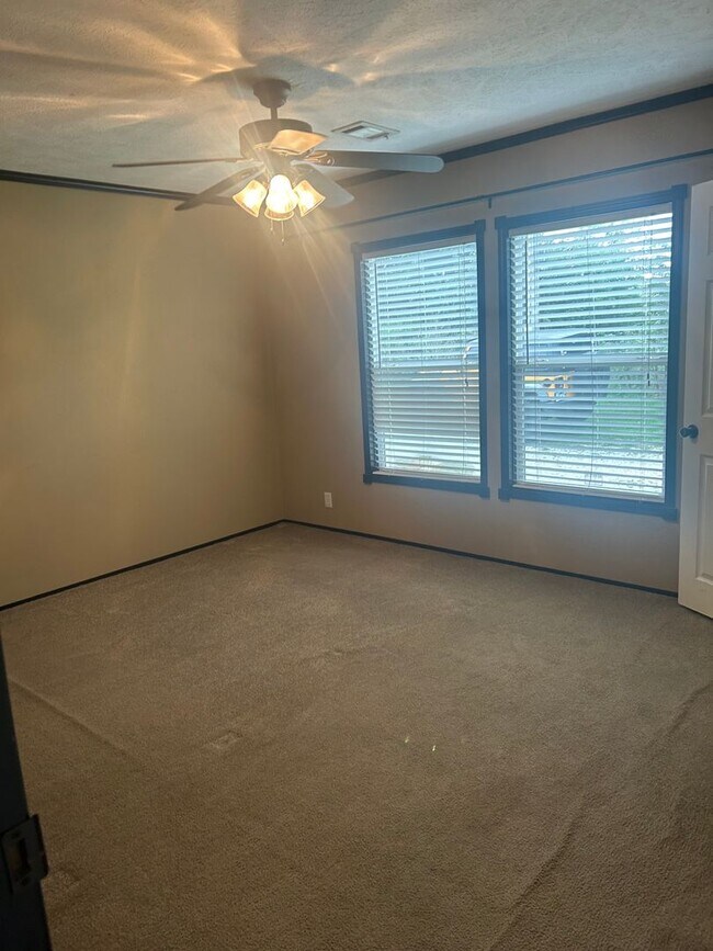 Building Photo - Nice 4 bedroom, 2 bath home with beautiful...