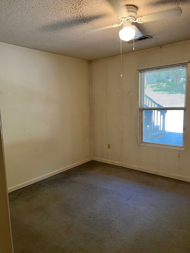 Building Photo - 1 bedroom Apartment in Asheville!