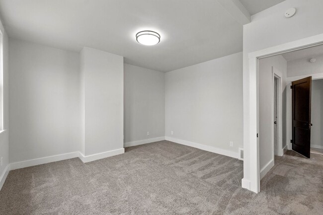 Building Photo - Gorgeous 4 bedroom home in Carrick available May 1!