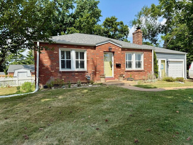 Building Photo - Charming 2BR/1BA Home in Kirkwood – Renova...