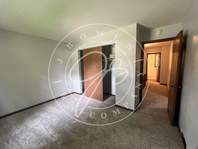 Building Photo - "Charming 3-Bedroom Retreat with 1.5 Baths...