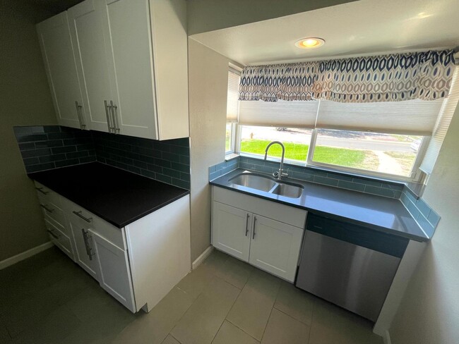 Building Photo - Fully Updated 4 Bedroom Home With Finished...