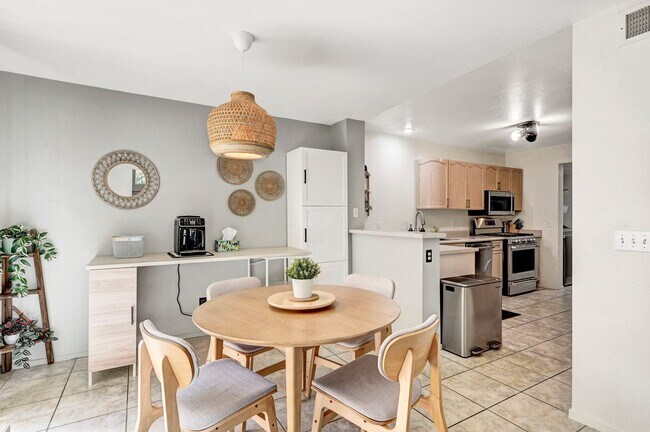 Building Photo - 2 Bedroom Condo w/ Patio & 1 Car Attached ...