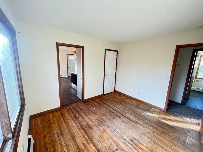 Building Photo - AVAILABLE JUNE 2025! HUGE 5 Bedroom, 2 Bat...