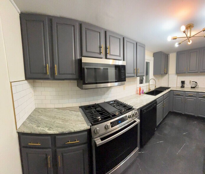 Building Photo - 308 Pleasant St