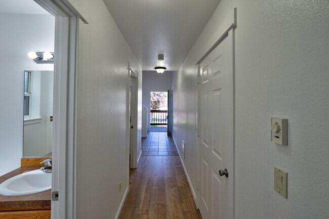 Building Photo - 993