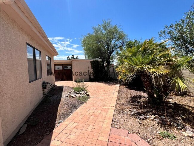 Building Photo - Charming 3-Bedroom, 2-Bath Townhome Near t...