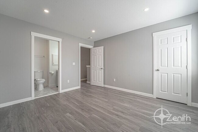 Building Photo - 705 E 39th St