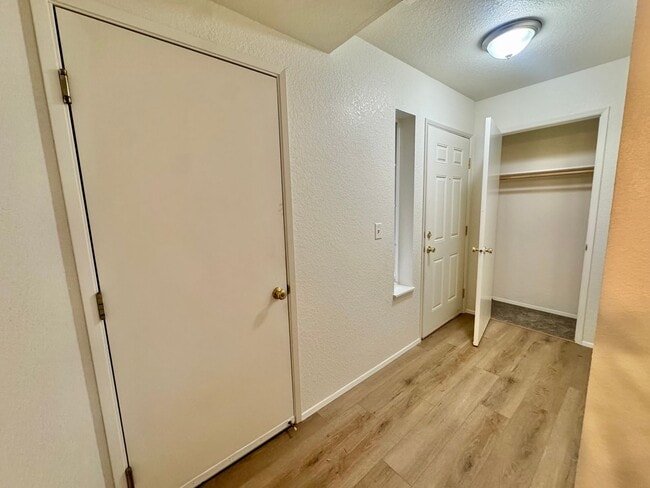 Building Photo - MOVE IN SPECIAL!  Beautifully Remodeled, Easy Living Townhome. Location, Location!