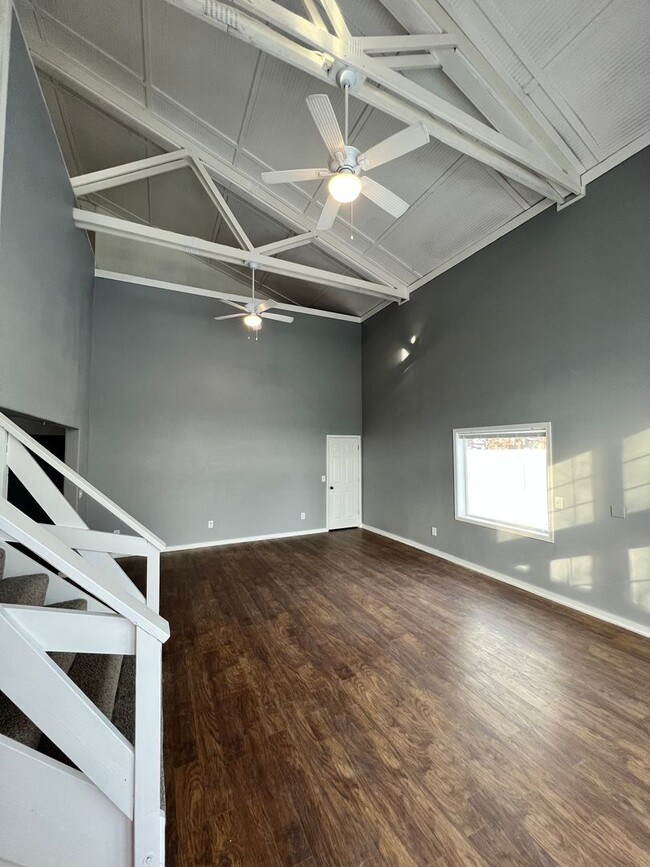 Building Photo - Beautiful Large Modern Shome located betwe...