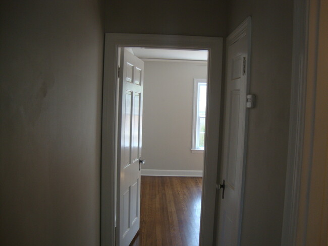 Building Photo - * Peabody 2br 1 bath duplex*