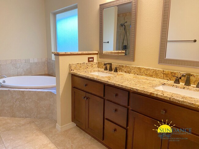 Building Photo - Stunning 4 Bedroom Home in Navarre
