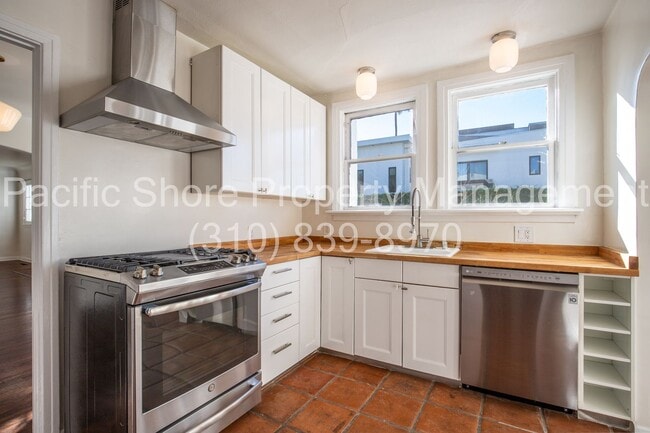 Building Photo - 8159 Willoughby Ave