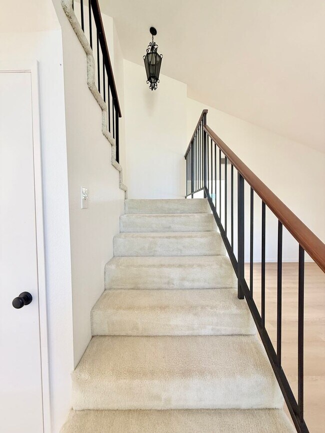 Building Photo - 3Bed/3Bath House Plus Office in South Torr...