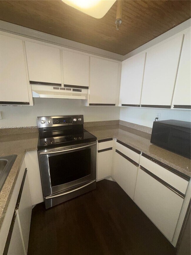 Building Photo - 540 Brickell Key Dr