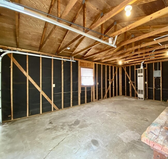 Building Photo - 648 Linfield Dr