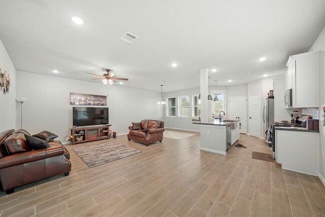 Building Photo - 5621 Hyde Park Dr