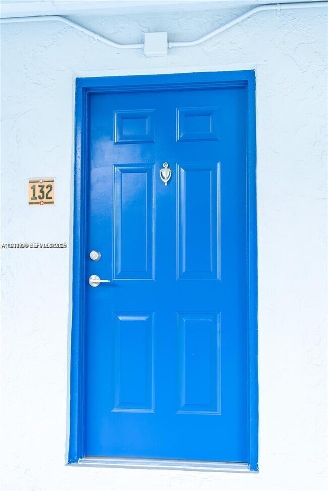 Building Photo - 9460 Fontainebleau Blvd