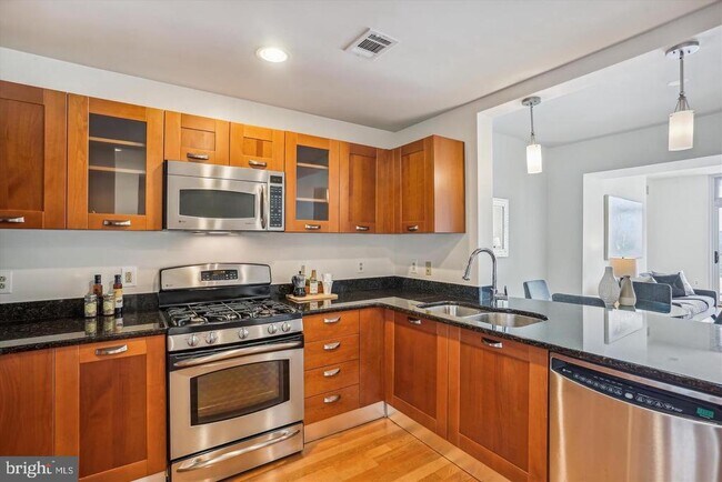 Building Photo - 5750 Bou Ave