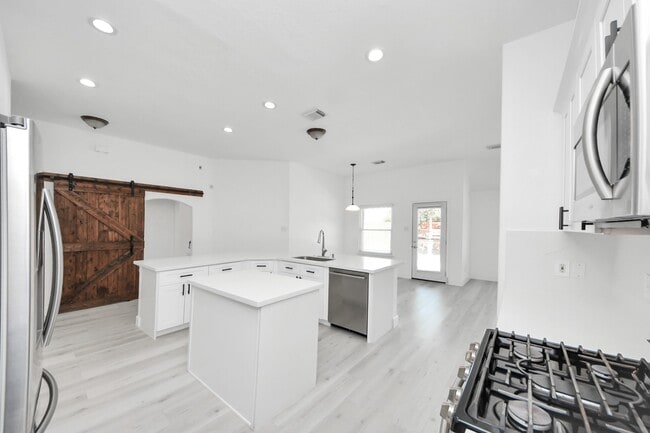 Building Photo - 10850 White Oak Point Ct