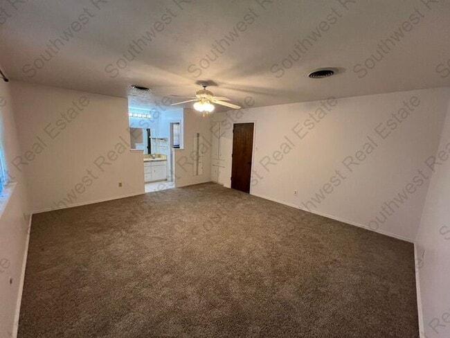 Building Photo - Spacious 4 Bedroom 2.5 Bathroom Home