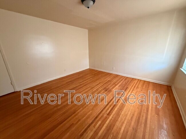 Building Photo - 5176 Sea Shore Rd