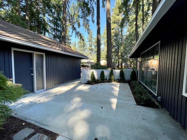 Building Photo - Beaverton 4 Bed + 2 Bath House - W/D, Walking Trails, EV Charging and MORE!!