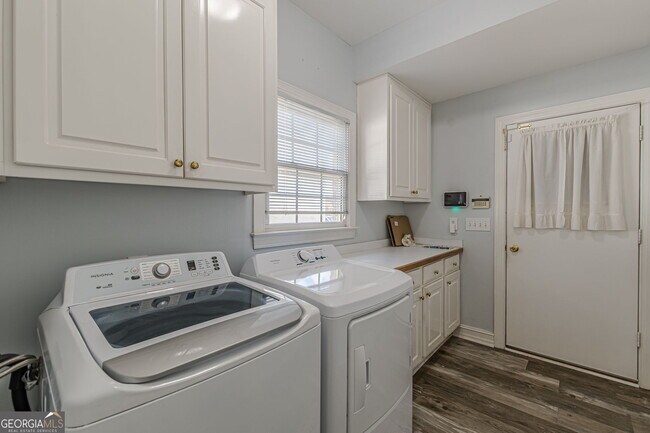 Building Photo - 203 Prestwick Way N