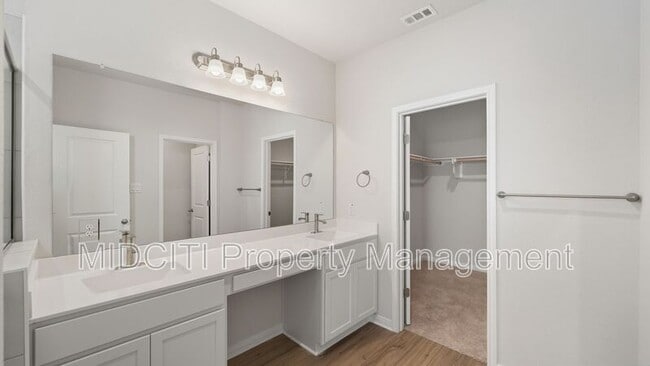 Building Photo - 2133 Hofstaat