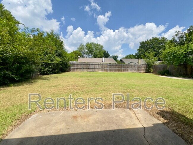 Building Photo - 212 E Austin St