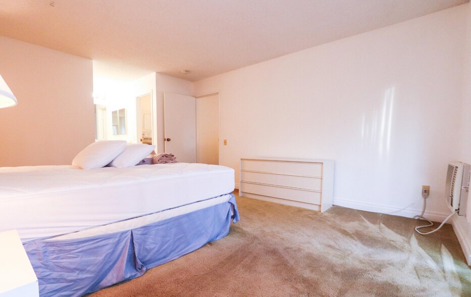 Building Photo - 77845 California Dr