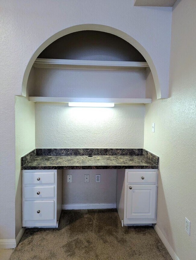 Building Photo - 1x1 Bright and spacious, convenient 1st floor unit