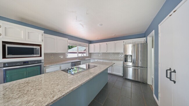 Building Photo - 4 Bed 3 Bath - 2 Living Rooms - Office Area - Pet Friendly - NAS Whidbey