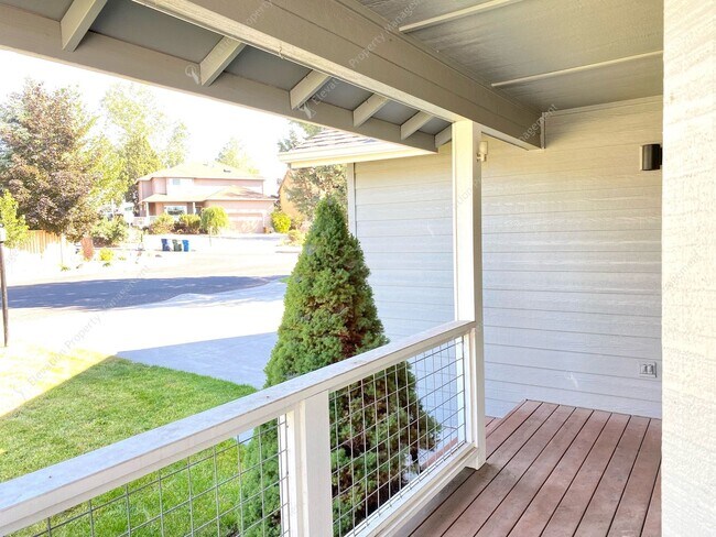 Building Photo - Spacious single-level 3 BR + office in NE ...