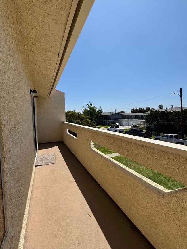 Building Photo - Green-4351
