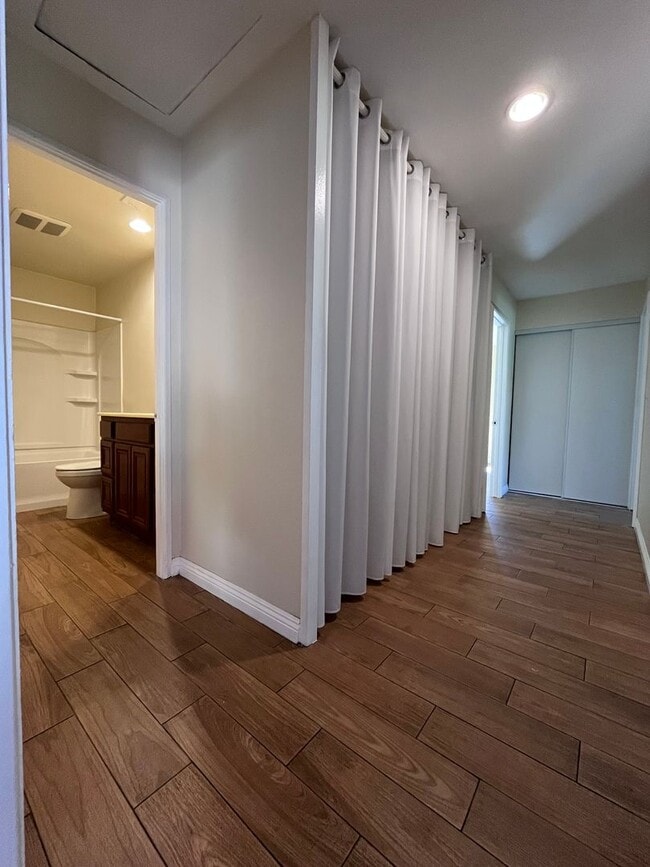 Building Photo - SINGLE STORY 3 BR/ 2 HOME WITH 2 CAR GARAGE