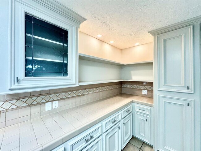 Building Photo - 811 Adele St