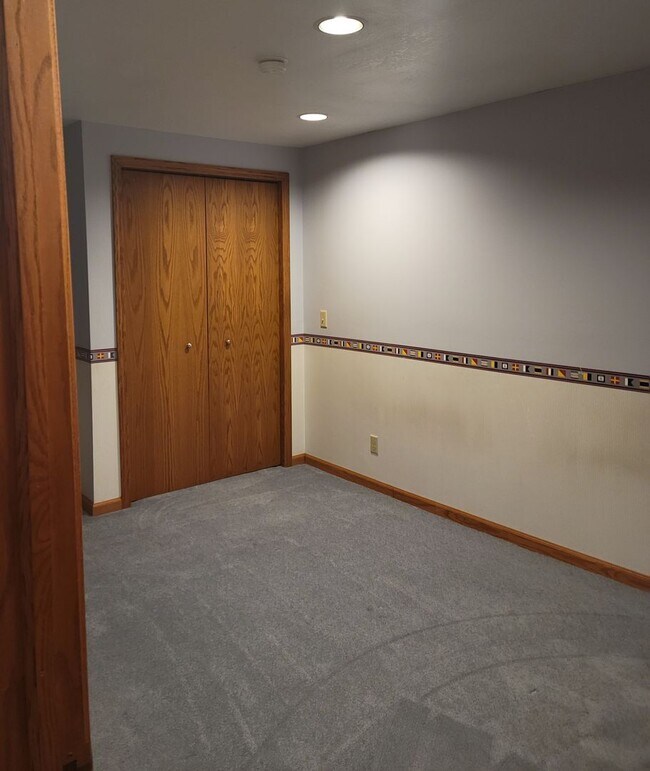 Building Photo - 3-Bedroom/2.5-Bath, Great Neighborhood