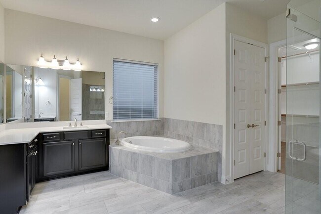 Building Photo - 16005 Axehandle Trl