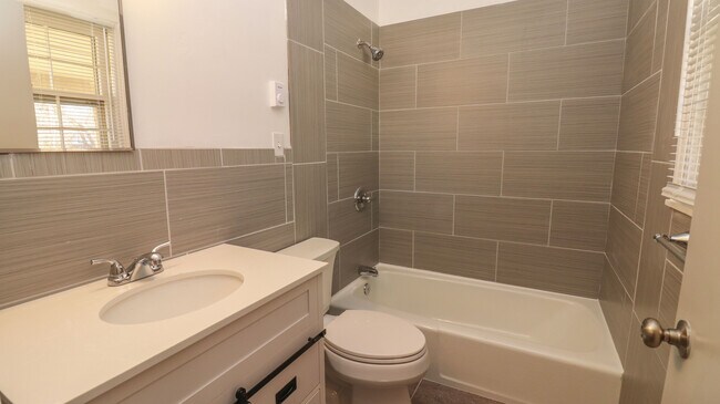 Building Photo - 725 Carlton St