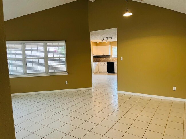 Building Photo - 16203 Ridgegreen Dr