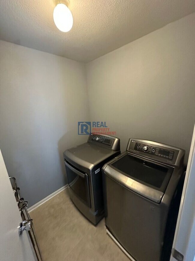 Building Photo - 5528 Lewiston Ct