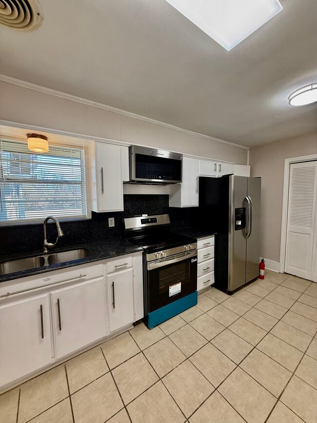 Building Photo - 2946 Madeira Dr