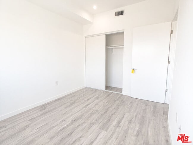 Building Photo - 1229 S Kingsley Dr