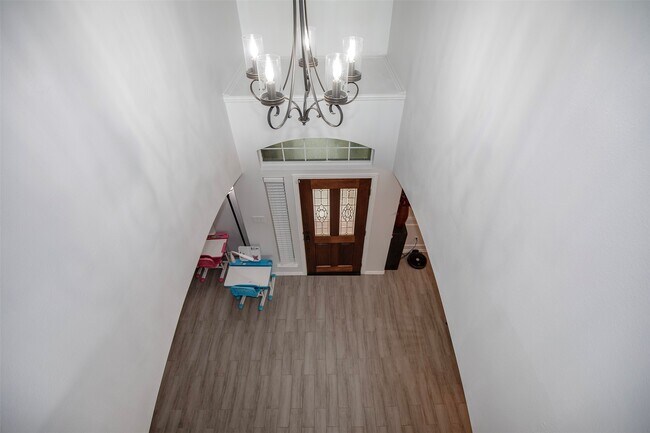 Building Photo - 601 Canyon Crest Dr