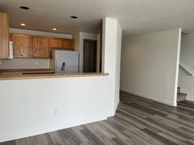 Building Photo - Large 3 bedroom, 2.5 bath, 1 car garage, fenced back yard townhome recently remodeled
