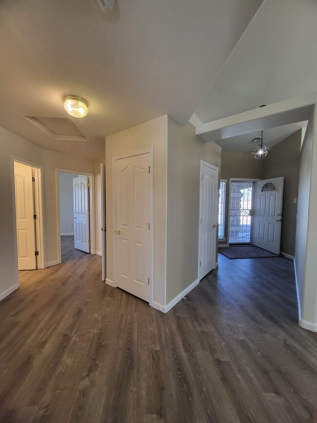 Building Photo - GOLDEN SPRINGS RANCH U8 - W. Betty Avenue