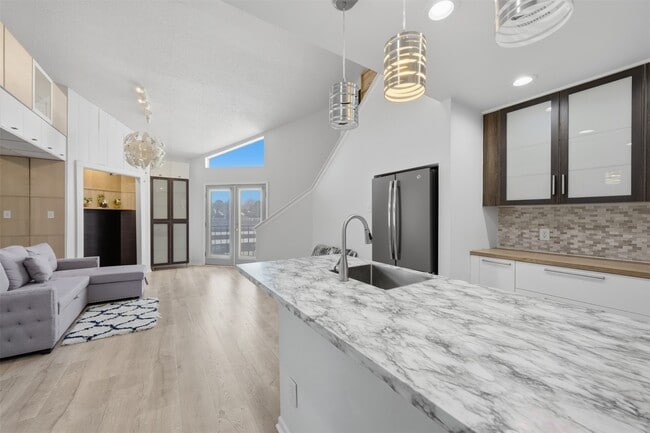 Building Photo - 10855 Meadowglen Ln