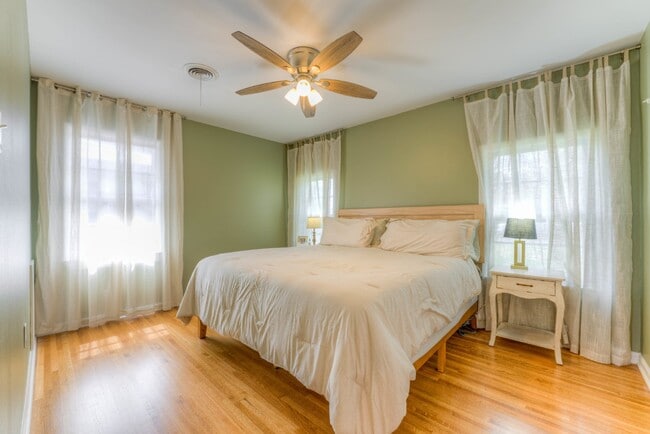 Building Photo - Colonial Acres East Memphis cutie! 3 bedrooms and tons of updates! Appliances included.